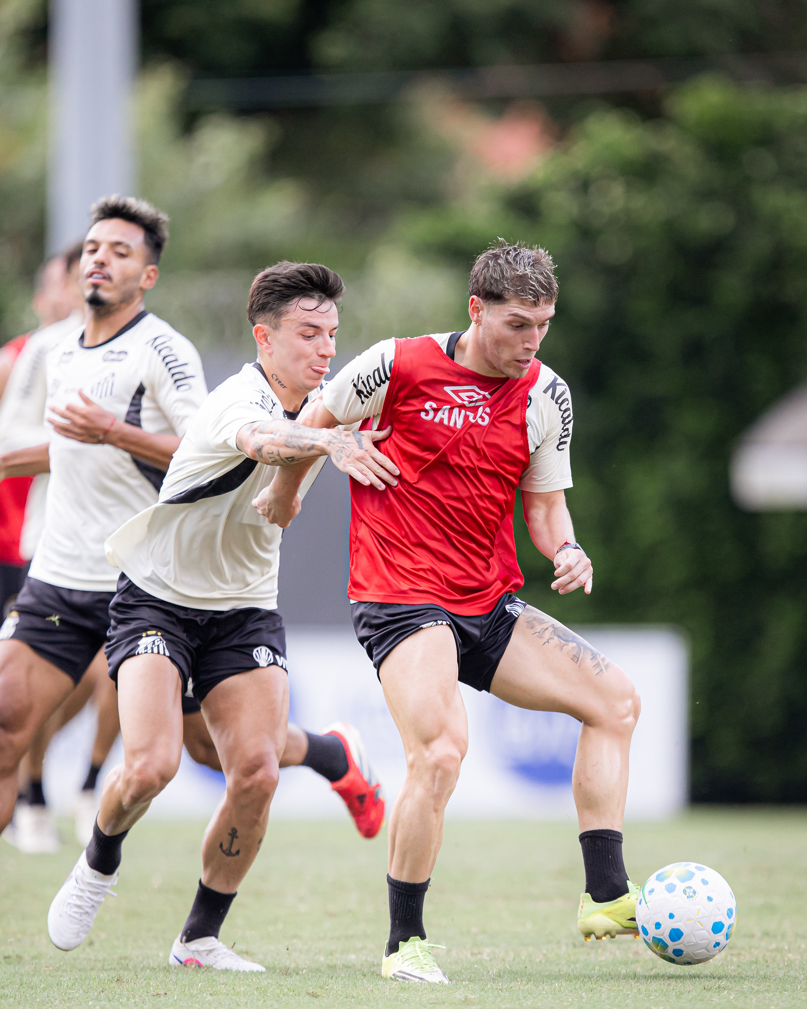 Neymar segue fora do treino do Santos