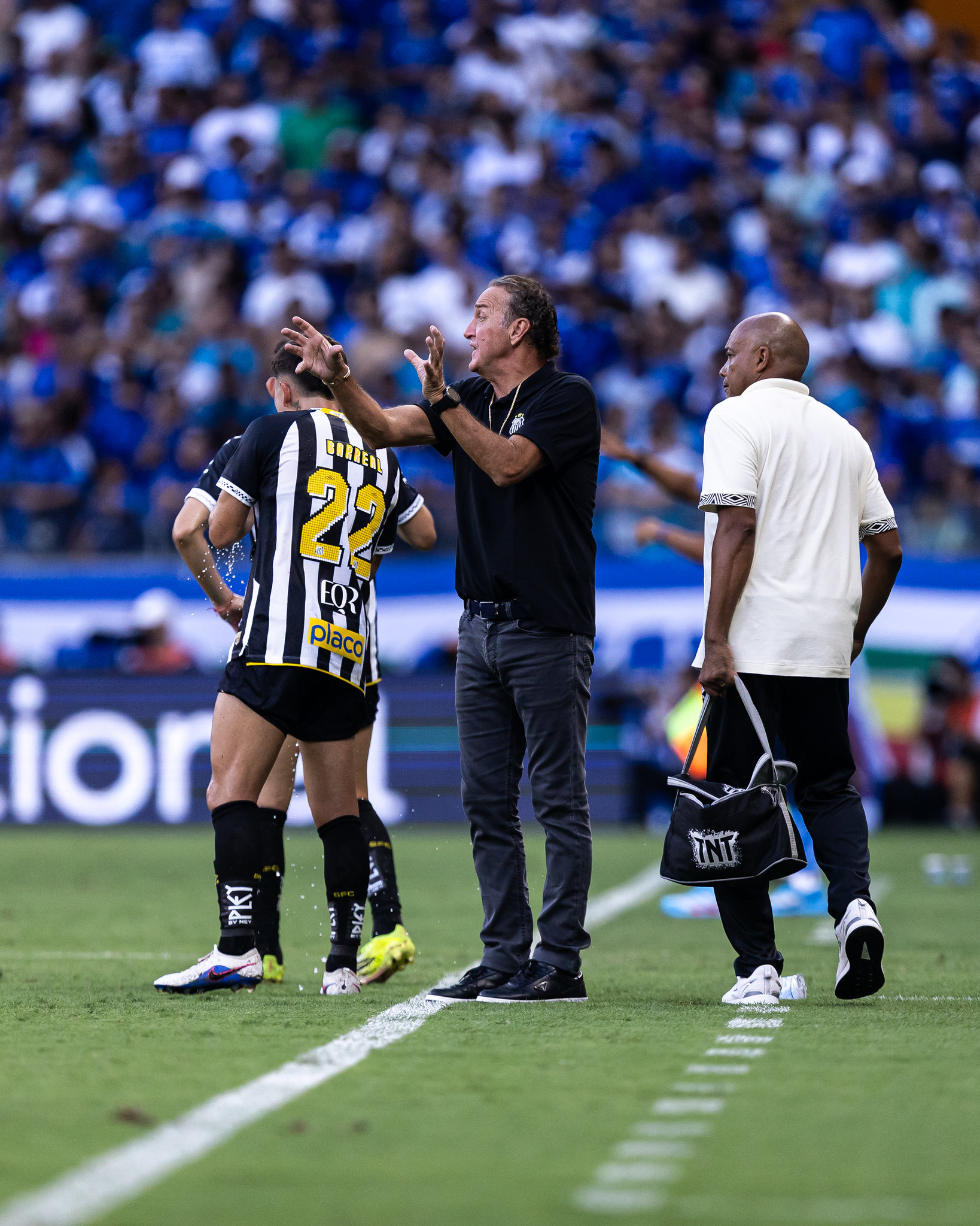 Santos: Cuca pede 3 reforços após estreia