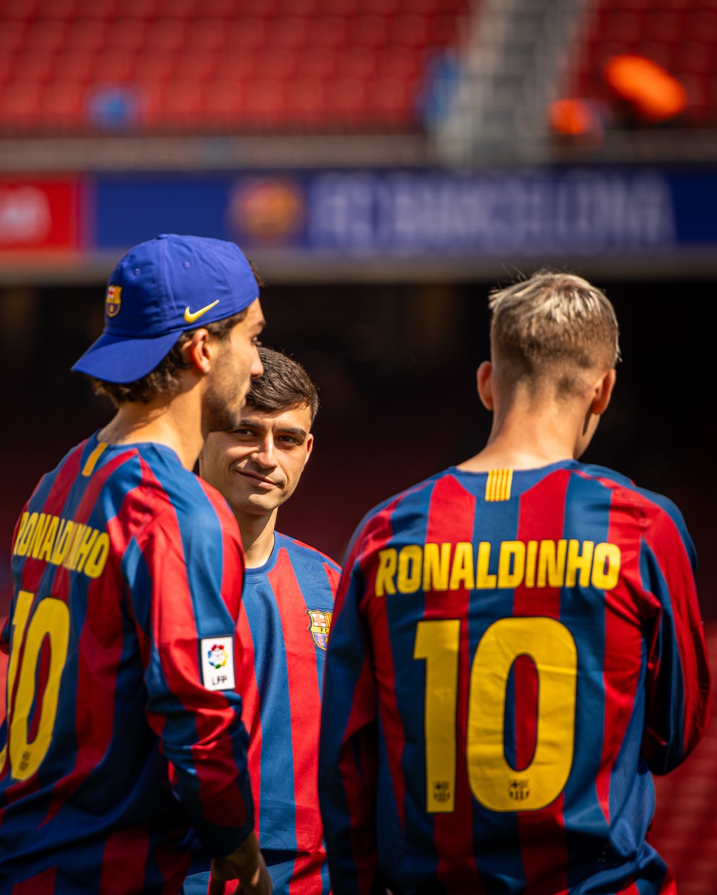 Ronaldinho é homenageado pelo Barcelona após aniversário de 46 anos