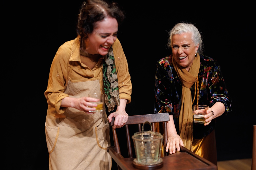 Peça sobre dilemas entre mães e filhas se despede de SP