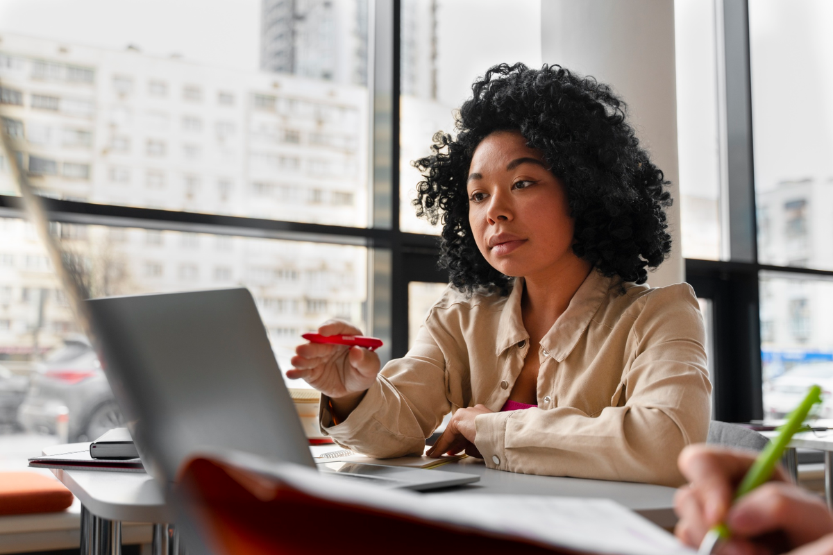 Mesmo com diploma, mulheres negras ainda recebem menores salários
