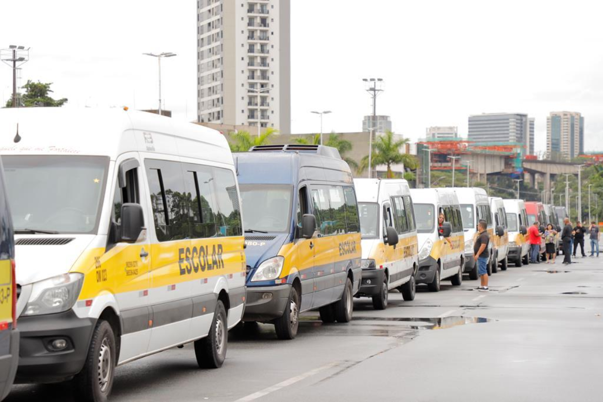 Barueri zera uso de papel em serviços do transporte escolar municipal