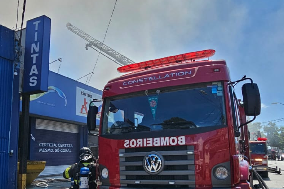 Incêndio em loja de tintas mobiliza Corpo de Bombeiros em Santo André