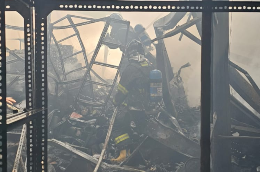 Incêndio em loja de tintas mobiliza Corpo de Bombeiros em Santo André