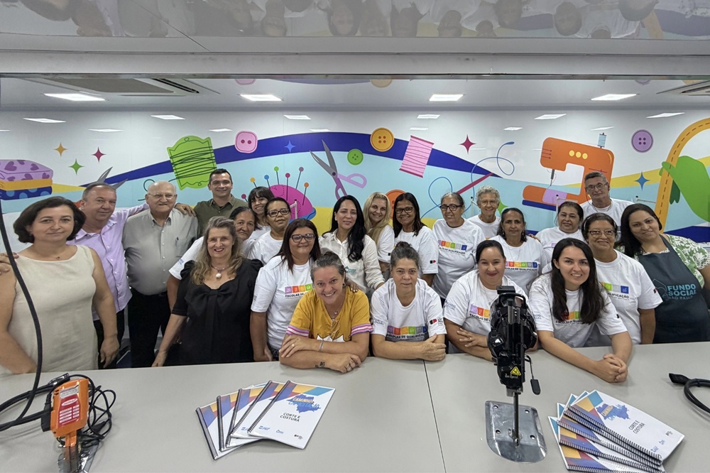 Primeira-dama acompanha início de aulas em carretas-escola