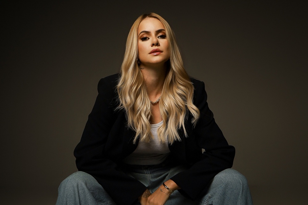 Lais Bianchessi lança single “Segura Minha Mão”