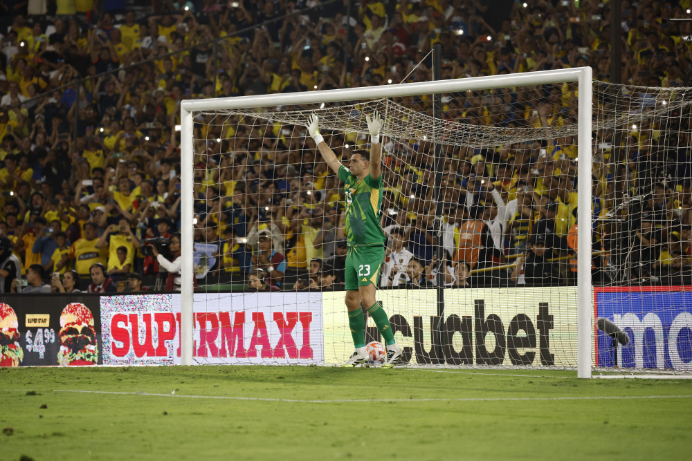 Dibu Martínez pode ser punido por regras de apostas da Premier League