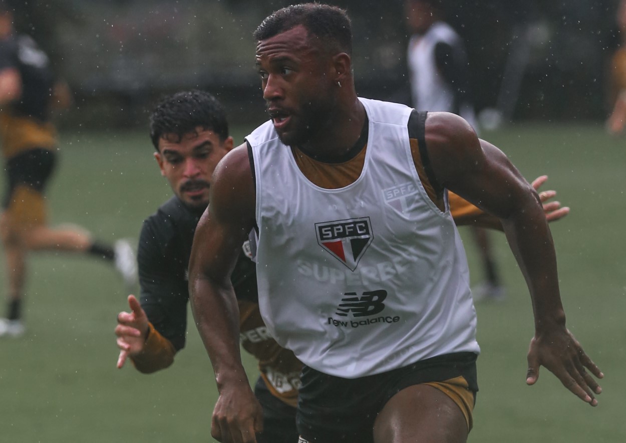 São Paulo faz testes para enfrentar a Chapecoense e avança em retorno