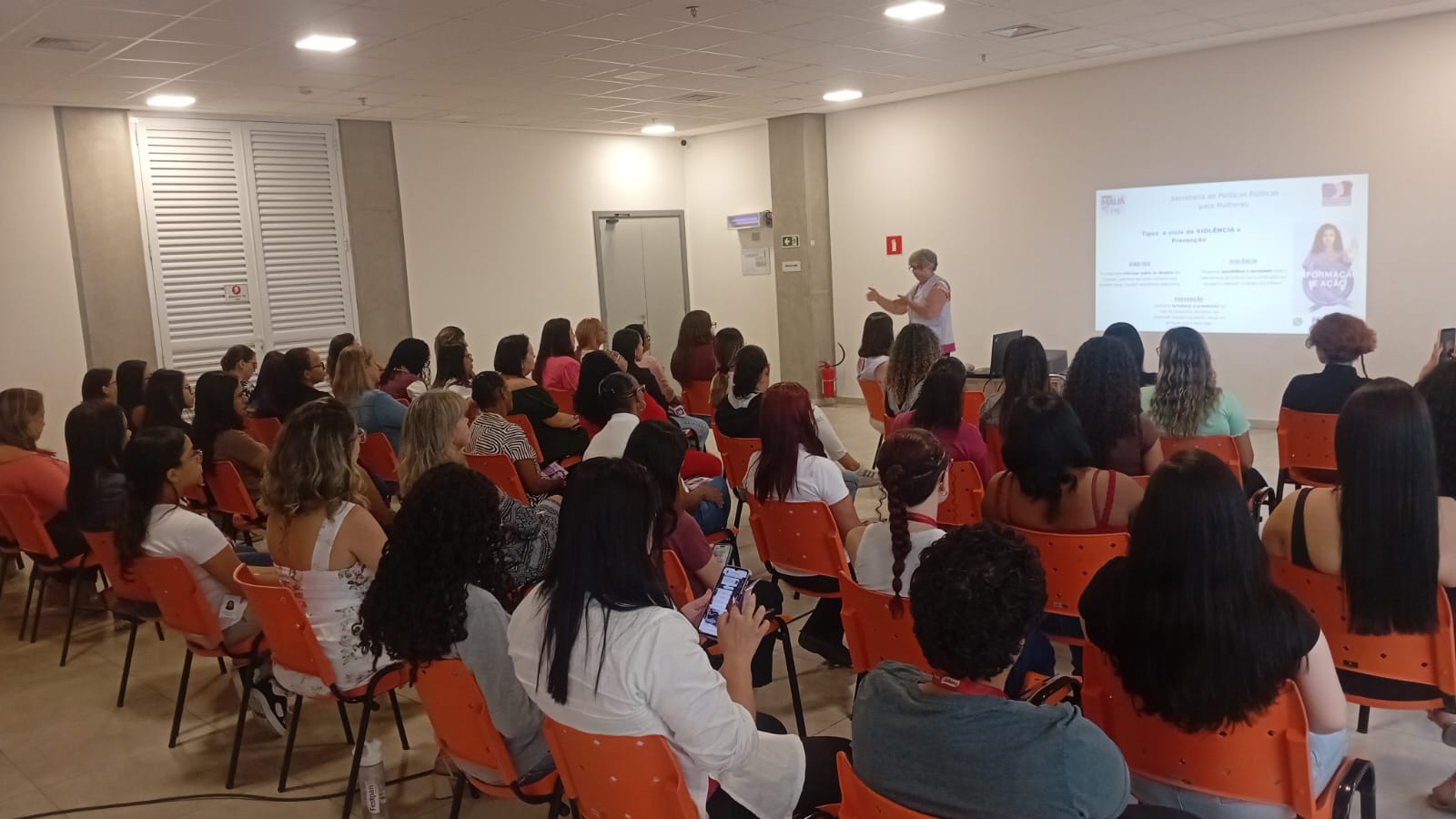 CRAM de Mauá leva informação sobre combate ao feminicídio para empresas