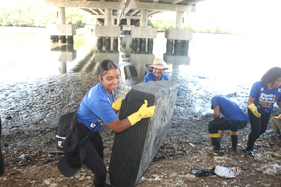 Ação ambiental retira 1,9 tonelada de lixo no São Manoel, em Santos