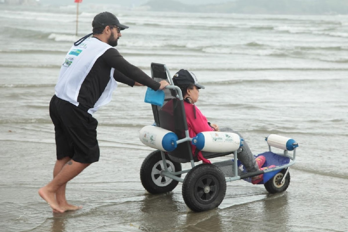 Claudia Alonso institui a acessibilidade permanente nas praias de Santos