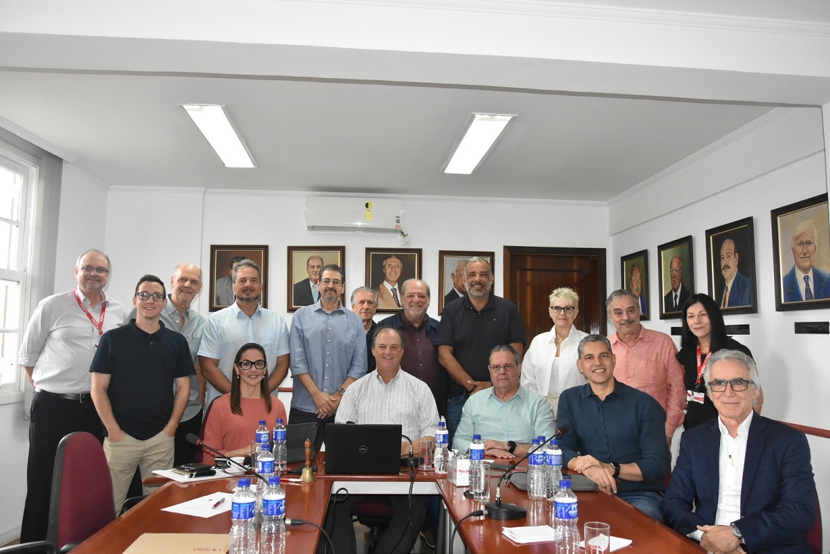 Ana Carolina Serra apresenta balanço de mandato em reunião na ACISA