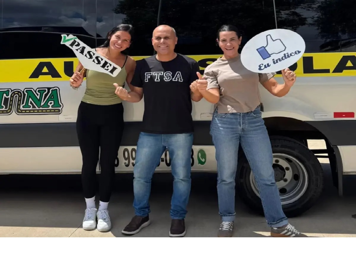 Ana Castela tira habilitação categoria D para dirigir caminhão