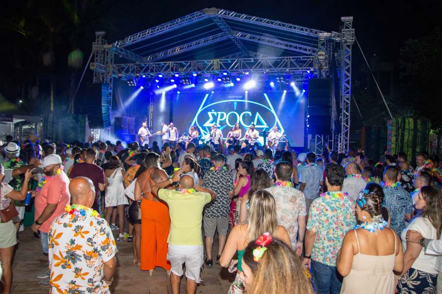 Baile Havaiano reúne música e festa no Aramaçan