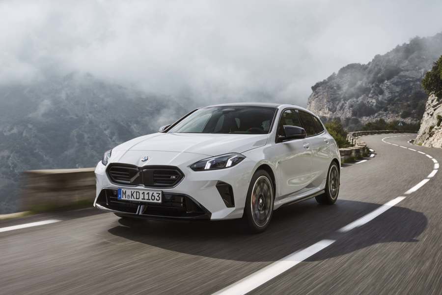 BMW M135 xDrive 2026 – Alma de pista, corpo de hatch