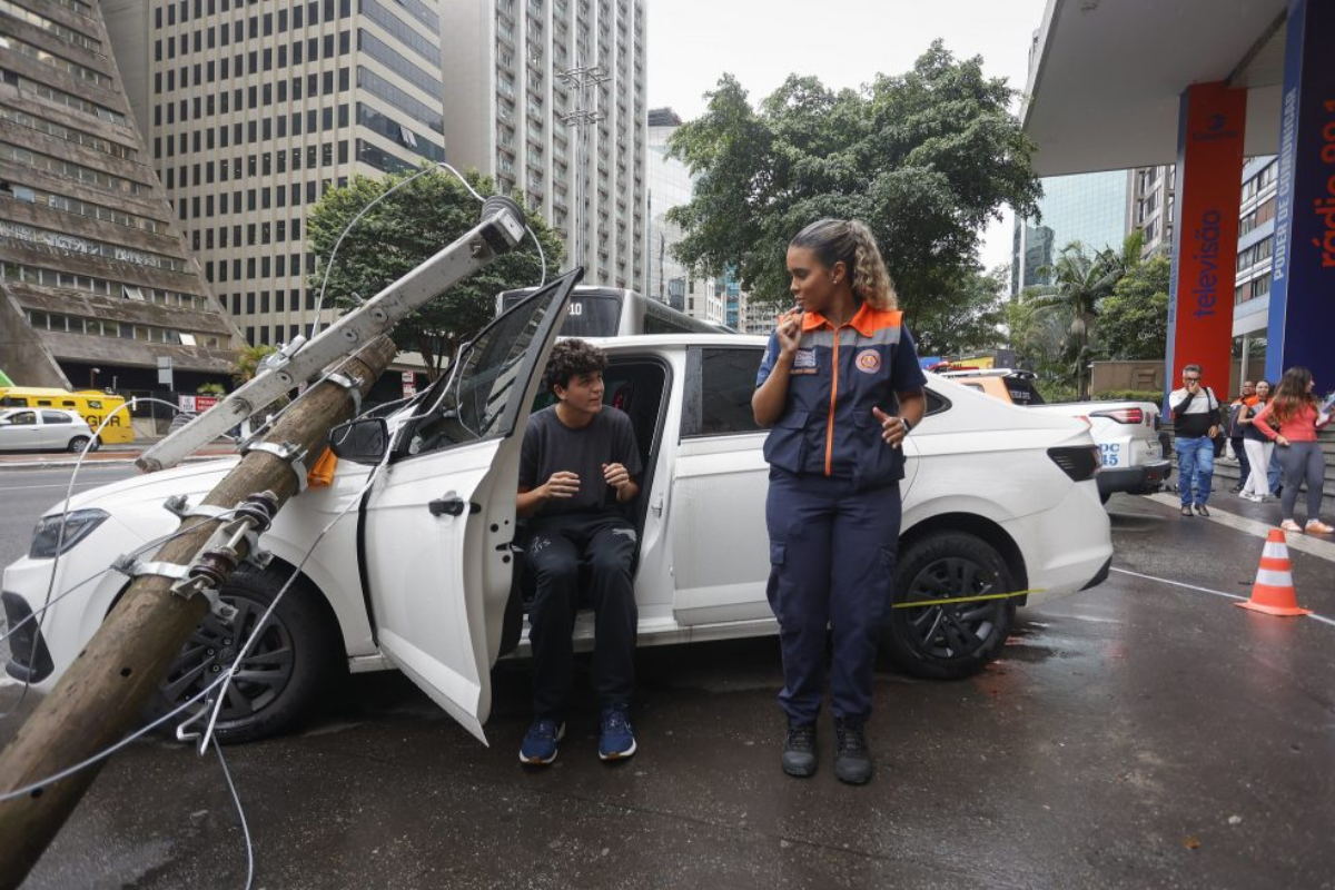 Fio caiu no carro? Defesa Civil de São Paulo ensina como sobreviver