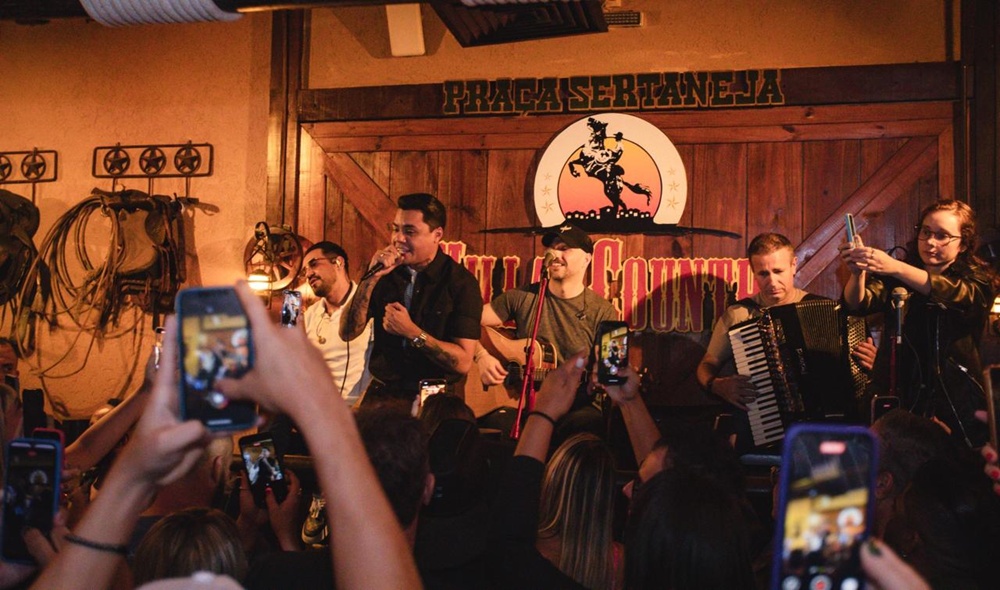 Felipe Araújo faz show surpresa no Villa Country