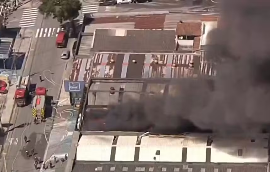 Incêndio em loja de tintas mobiliza Corpo de Bombeiros em Santo André