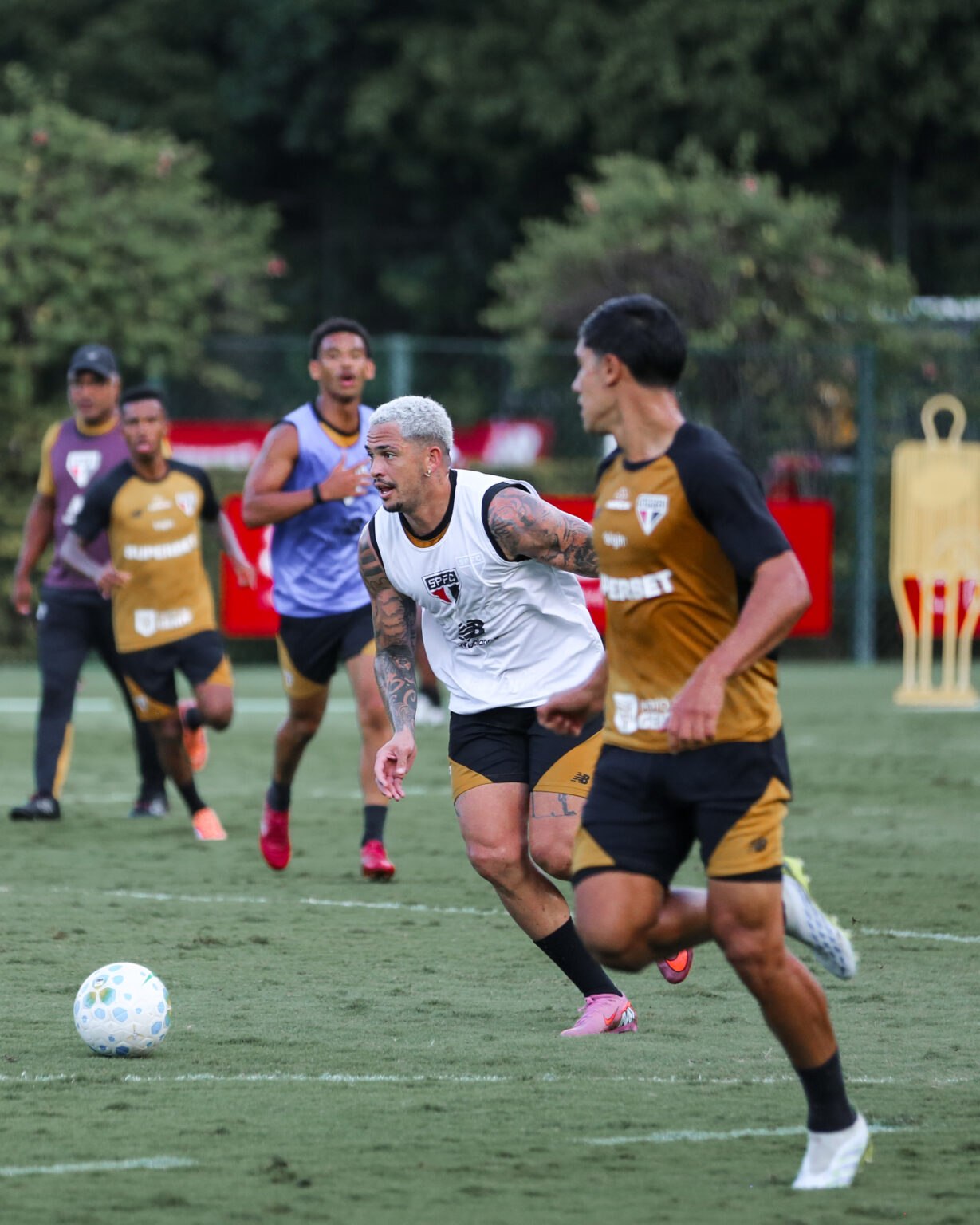 São Paulo se reapresenta com treino em 2 períodos e avanço de Ryan