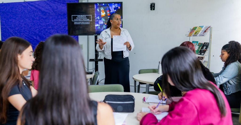 Professora de São Bernardo cria aula inédita contra violência financeira