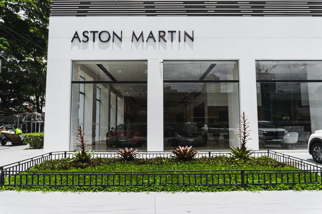 Aston Martin São Paulo celebra 4 anos de abertura e recebe DBX S