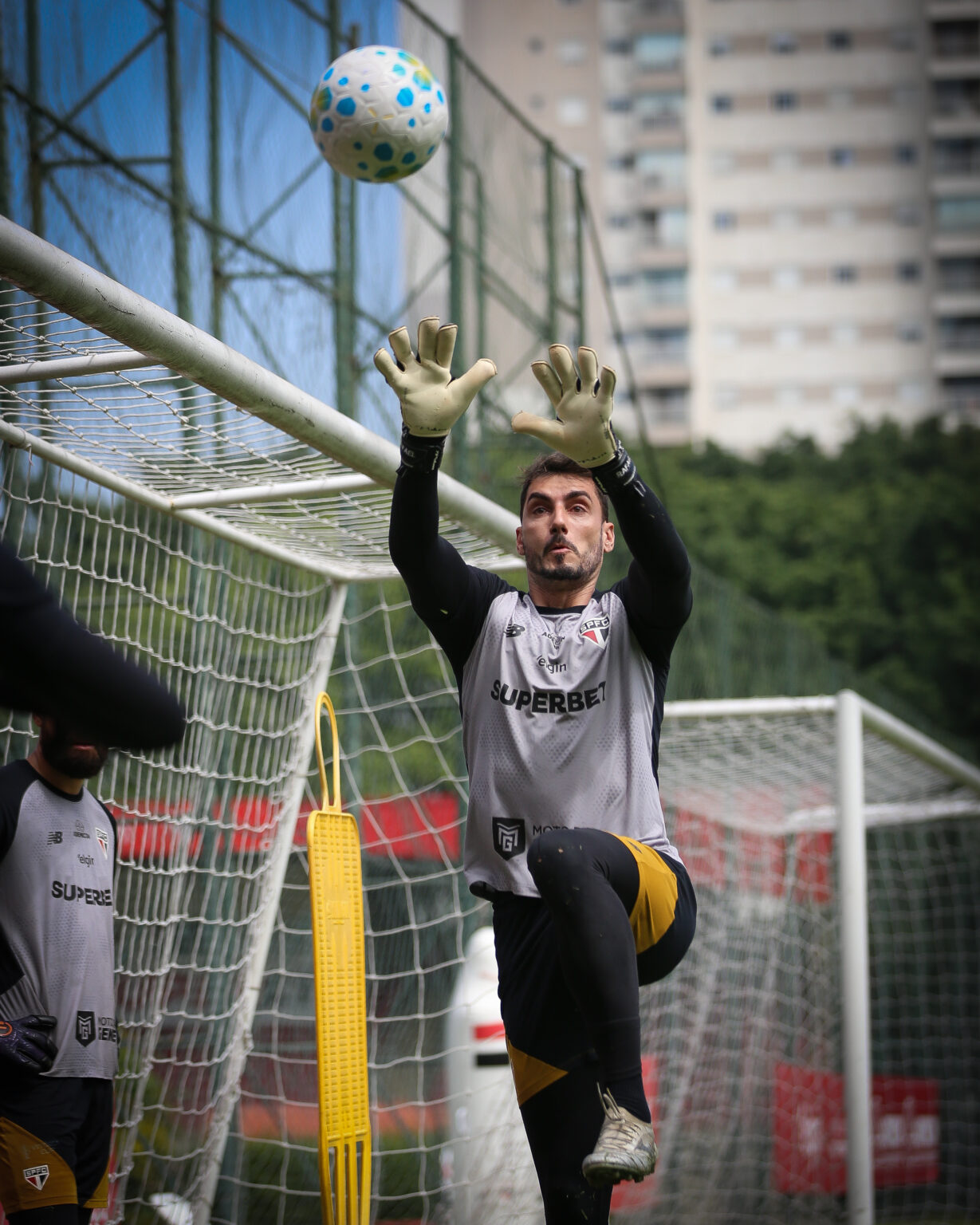 São Paulo chega ao penúltimo dia de treinos antes do retorno, focando em construção de jogadas