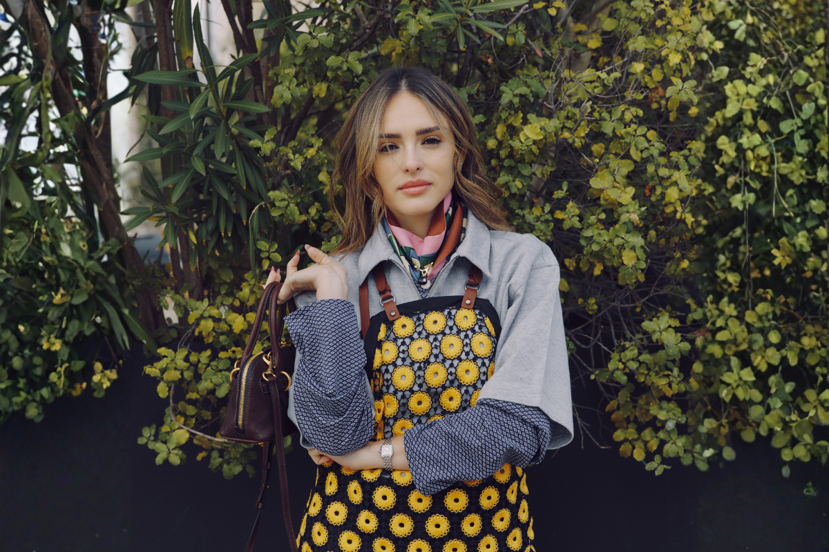 Isabelle Drummond faz bate-volta a Paris para desfile da Miu Miu