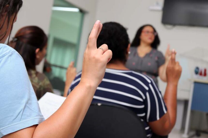 Libras curso. Escola bilíngue