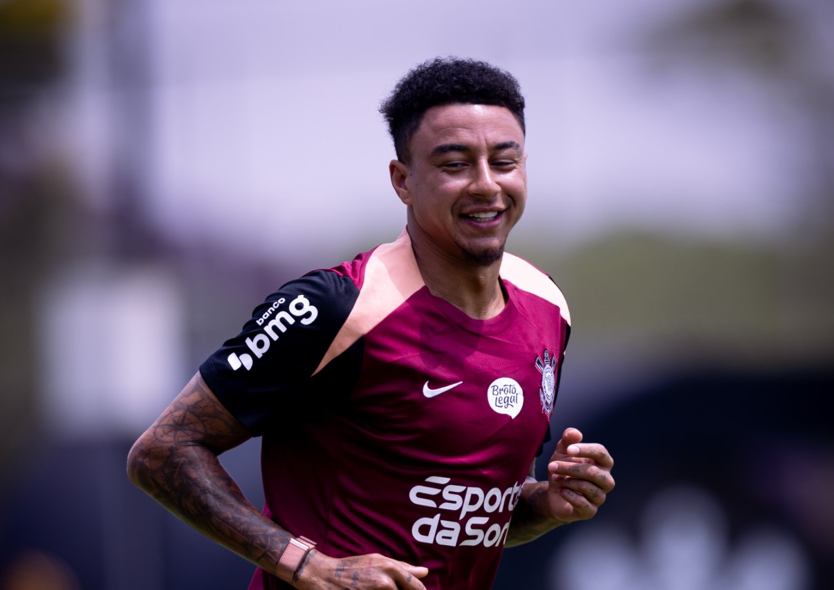 Lingard participa de treino tático com o resto do elenco e se aproxima da estreia