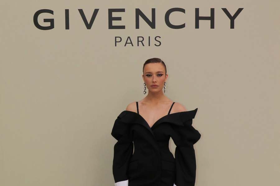 Maria Braz brilha com look Givenchy na Paris Fashion Week