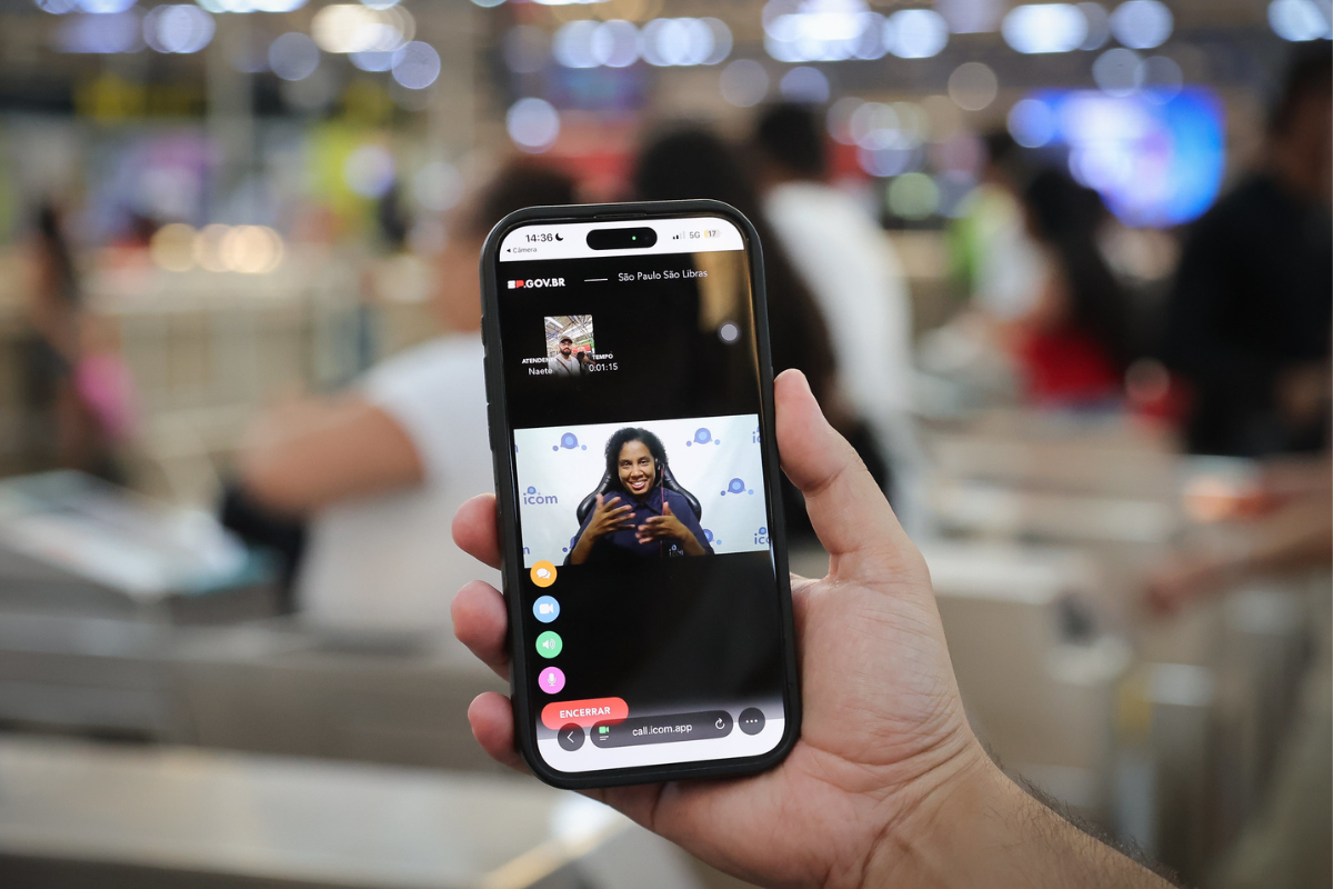 Metrô de SP passa a oferecer atendimento em Libras por videochamada