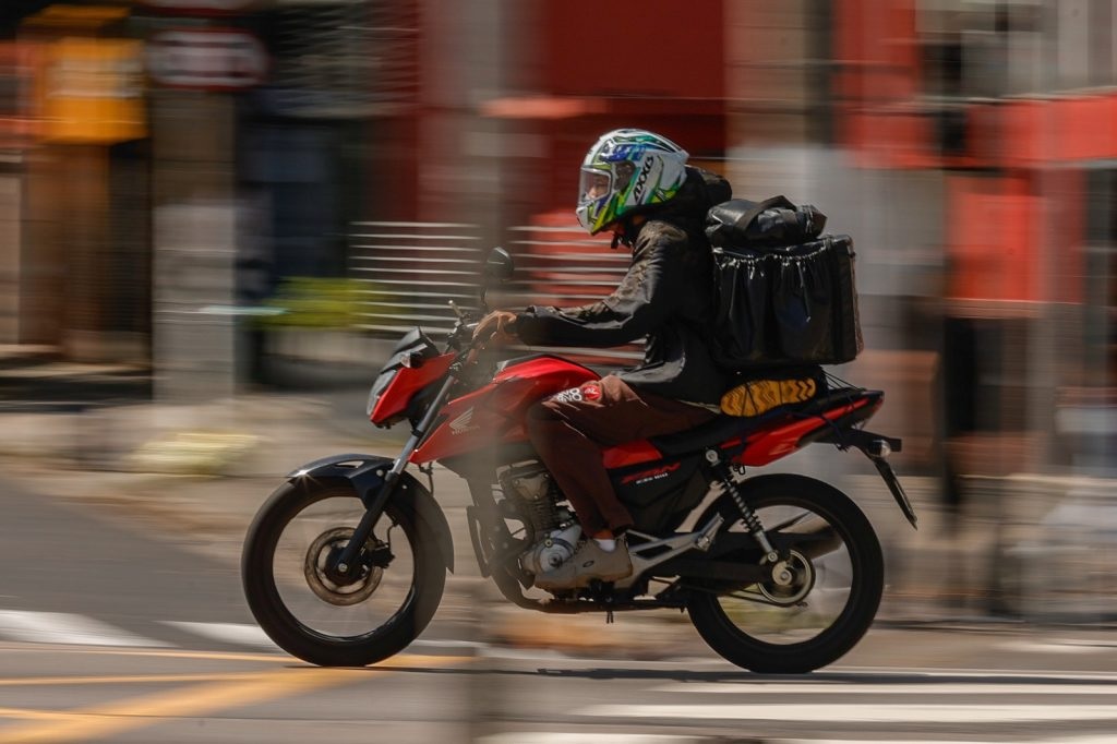 Governo de SP lança programa Mão na Roda com CNH e cursos grátis