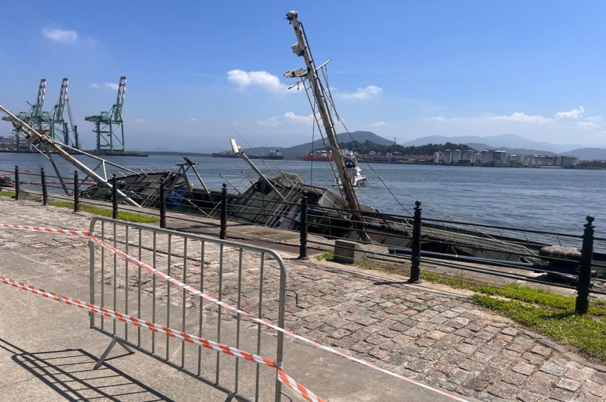 Isolamento do local onde o Navio Professor W. Besnard está afundado