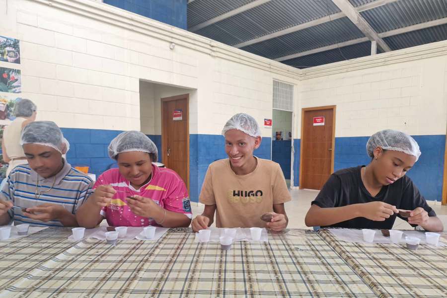 Oficina de Páscoa transforma rotina de jovens em Mauá