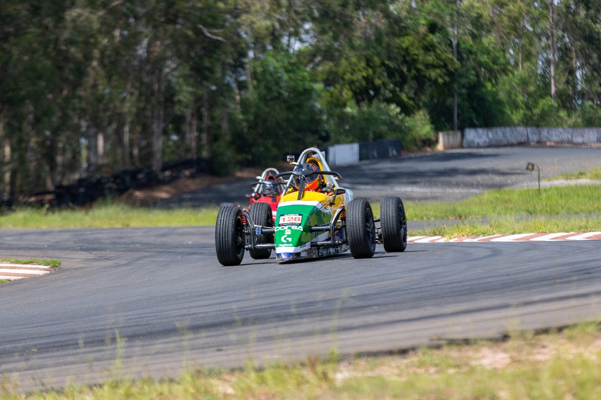 Oliver Paludo domina abertura da Copa Fórmula Vee ECPA