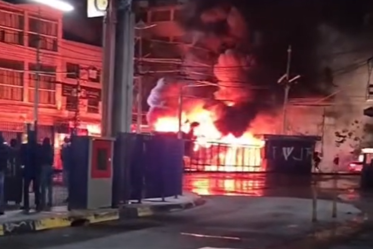 Ônibus pega fogo ao lado do Terminal Santo André