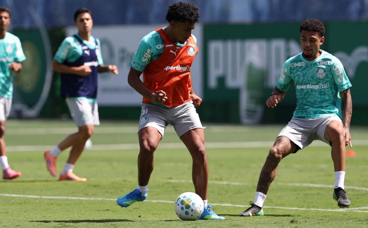 Palmeiras treina e Vitor Roque segue trabalhando individualmente
