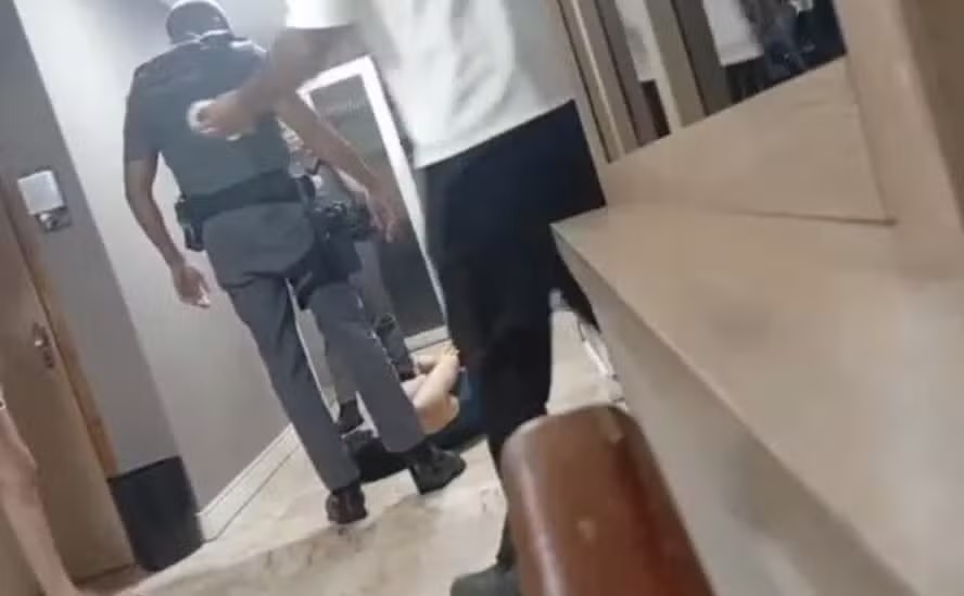 PM chuta rosto de mulher e durante ocorrência em São Vicente