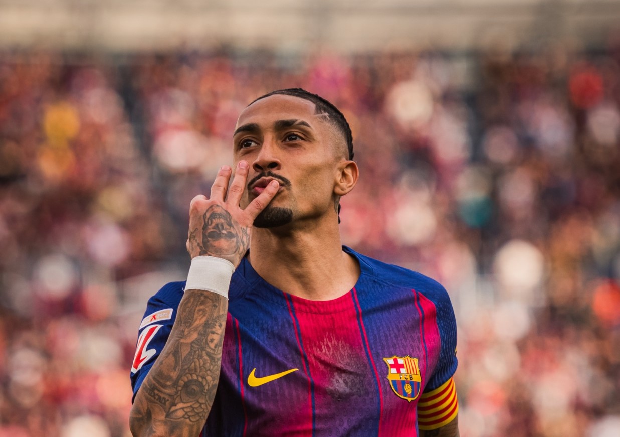 Raphinha se desculpa após dizer que eliminação do Barcelona foi “roubada”