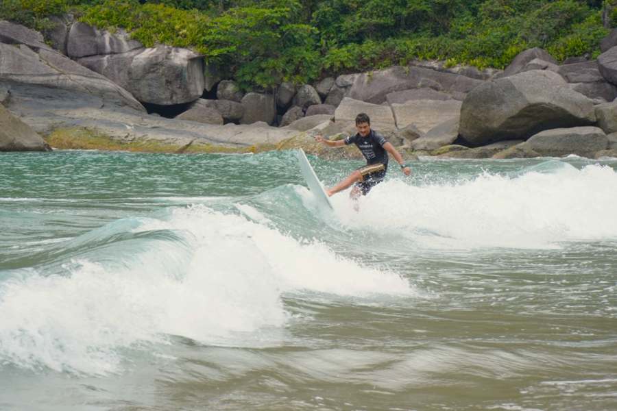 Ilhabela sedia campeonato de surf na Praia do Bonete