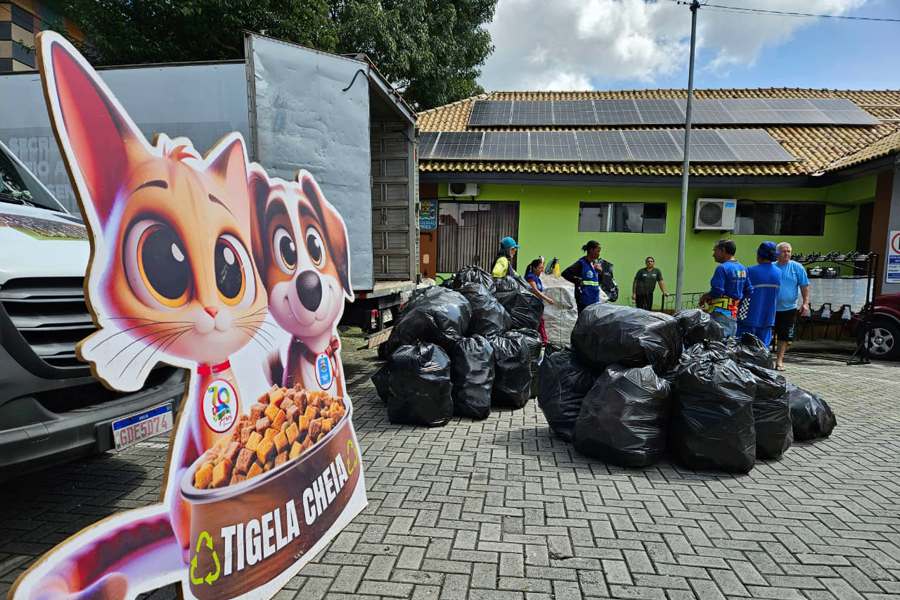 Tigela Cheia oferece ração em troca de garrafas PET