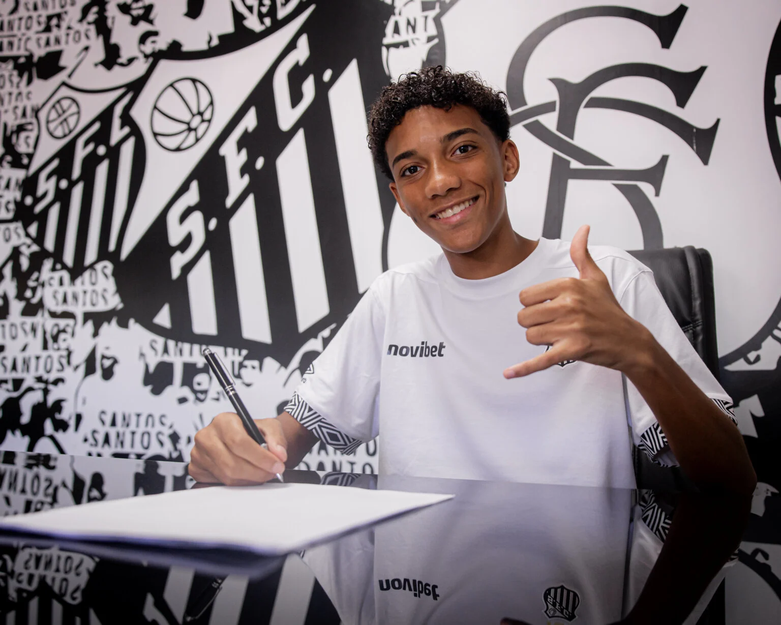 Robinho Jr assina novo contrato com o Santos até 2031