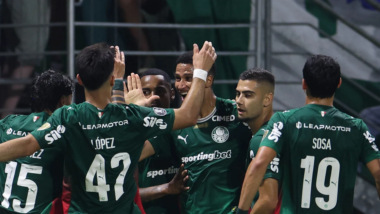 Palmeiras perde ritmo no 2º tempo, mas vence Sporting Cristal com pênalti