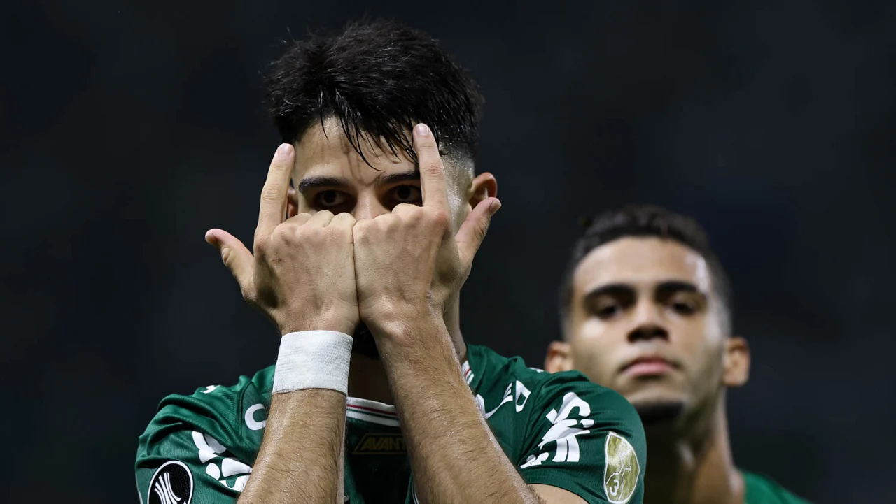 Flaco comemora fim da seca de gols e desconversa sobre celular: “Todo mundo pedala junto”