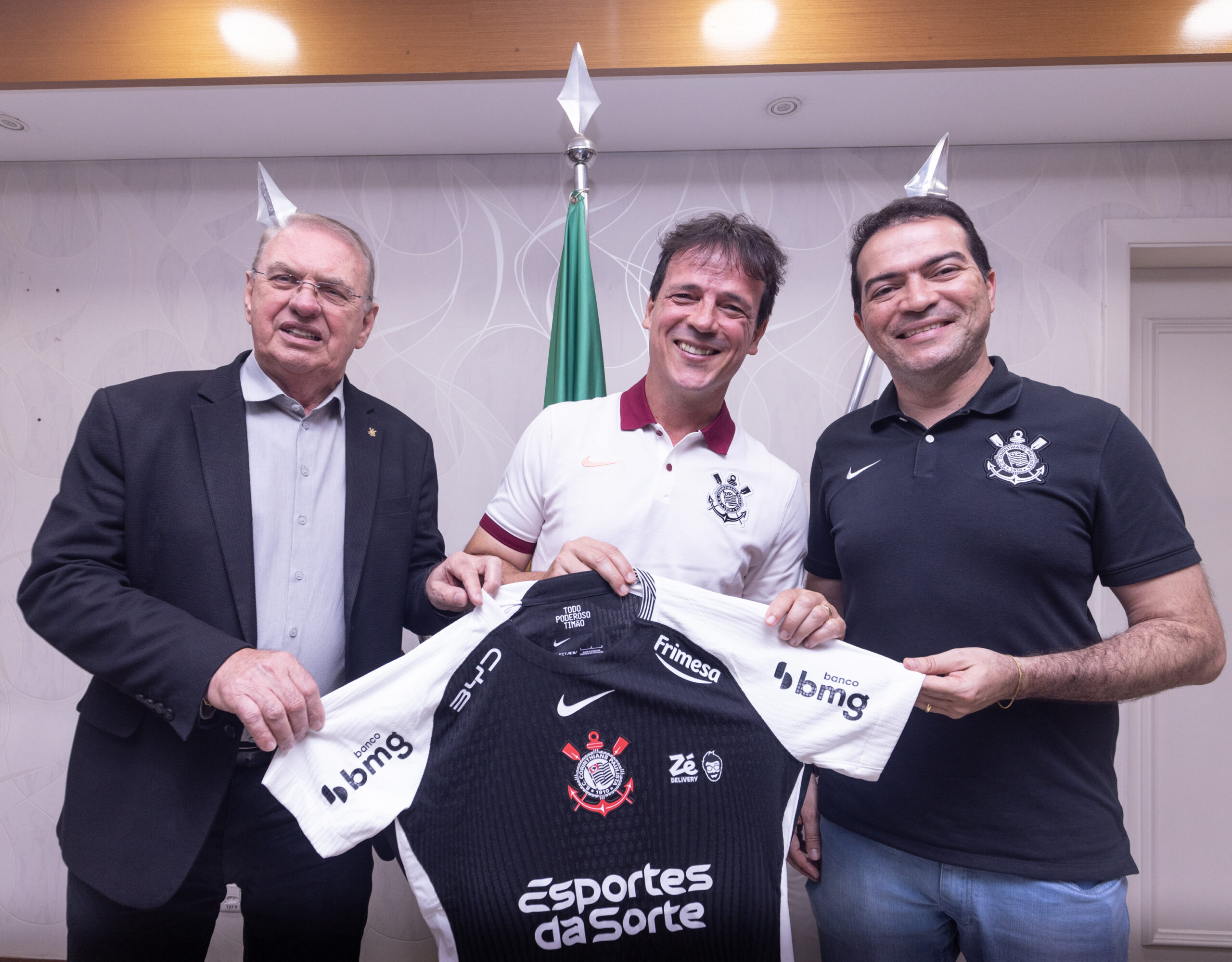 Fernando Diniz é anunciado pelo Corinthians