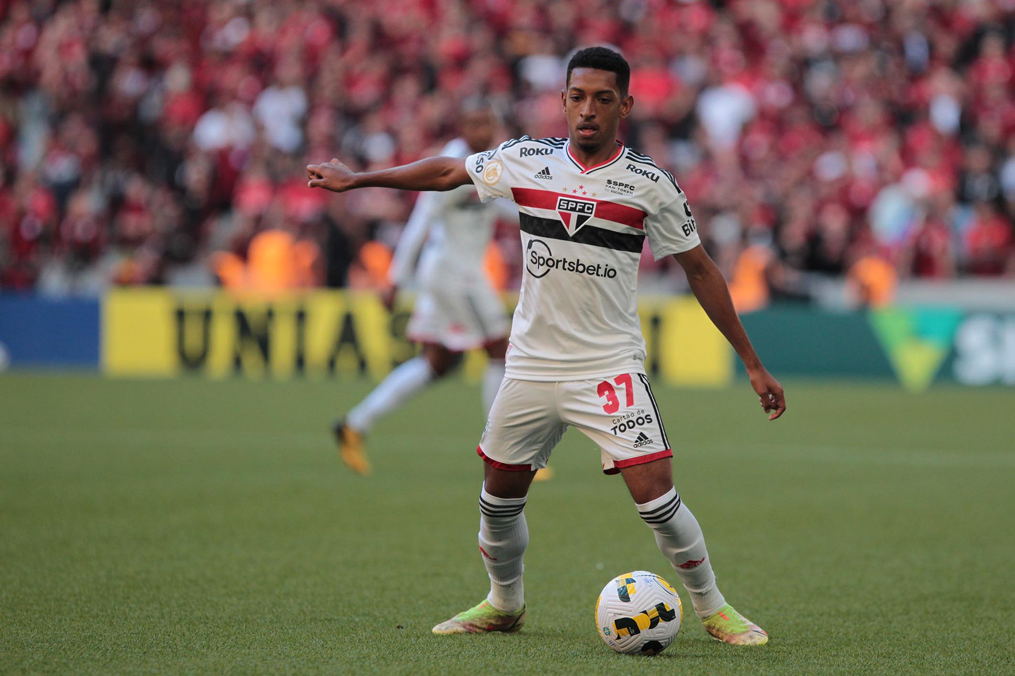 Vendido pelo São Paulo em 2024, ex-promessa sai do futebol ucraniano por conta da guerra