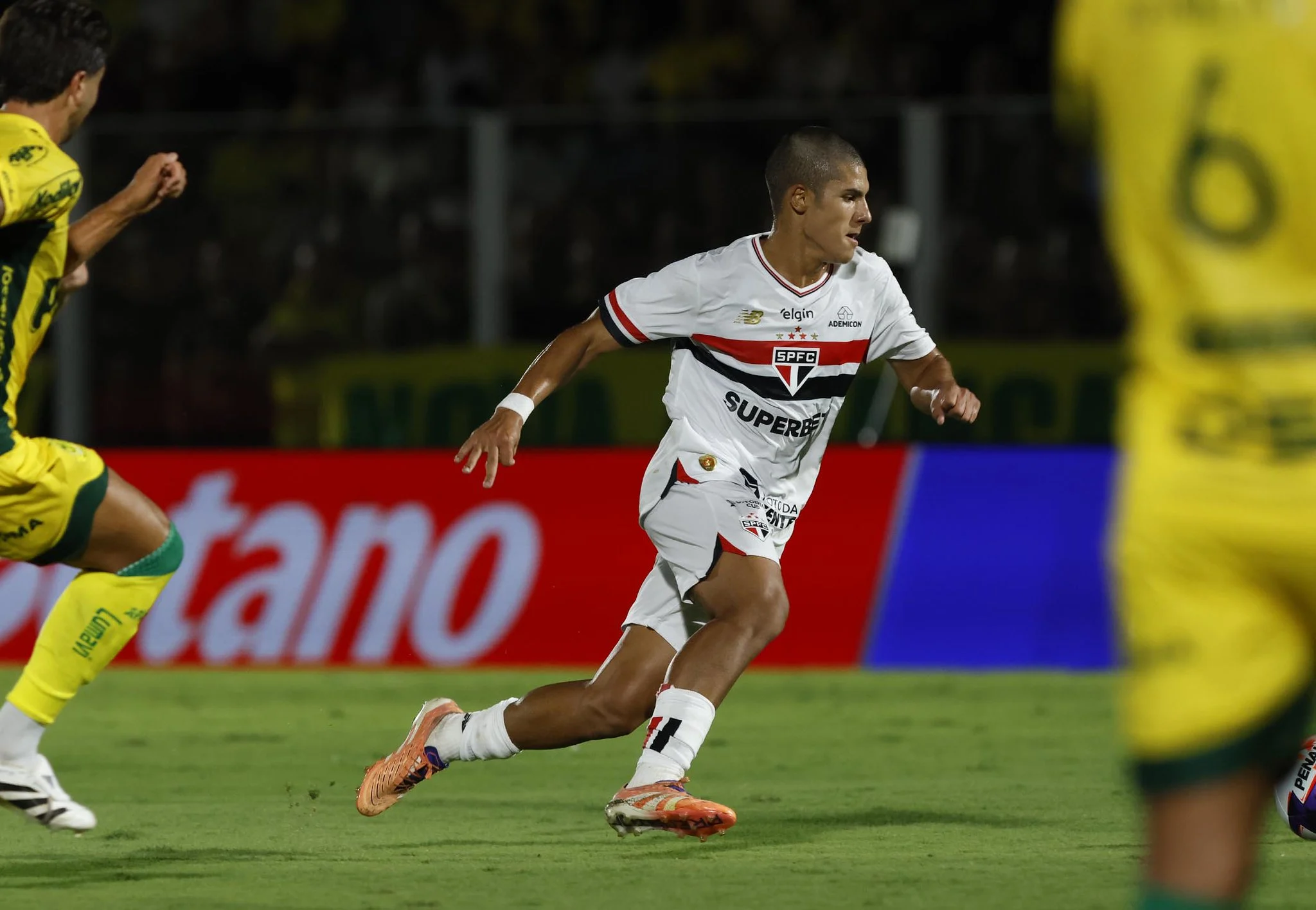 Nicolas, lateral do São Paulo de 18 anos é disputado por seleções europeias
