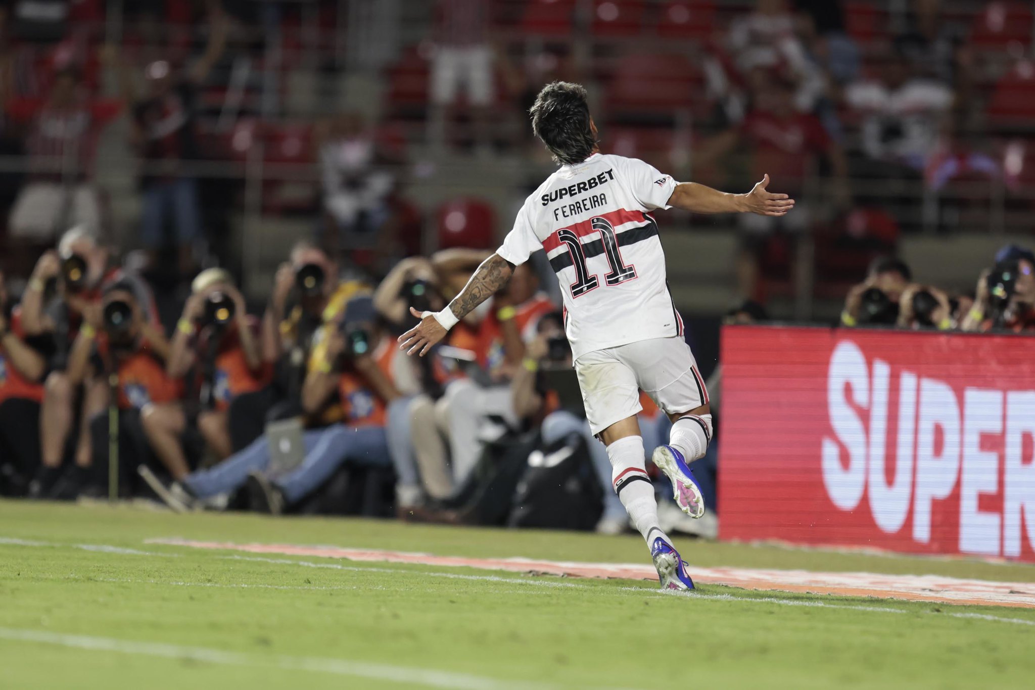 São Paulo vence Cruzeiro com 1º tempo avassalador e show de Ferreirinha