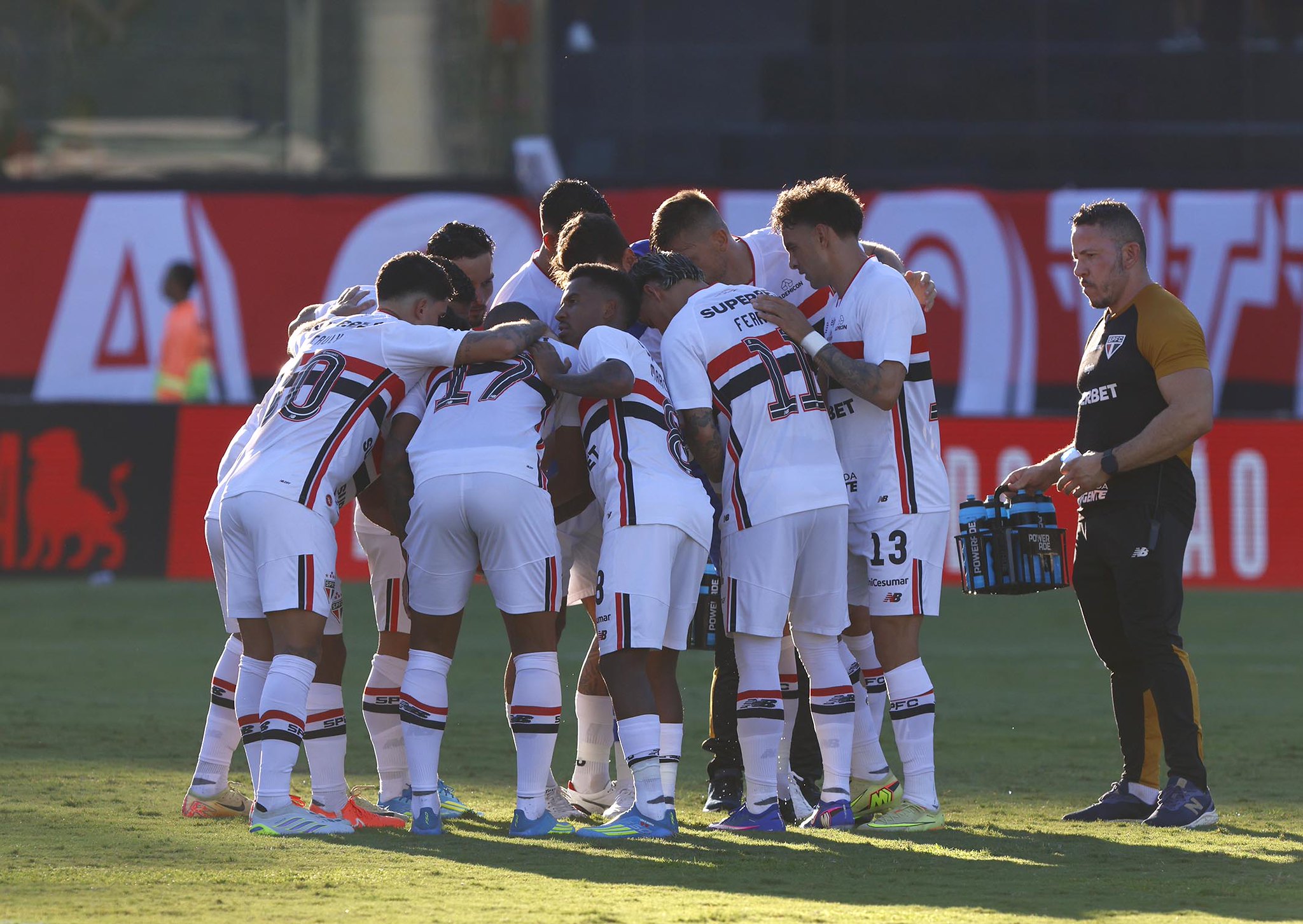 São Paulo fica com jogador a menos e perde de 2 a 0 para o Vitória na Bahia