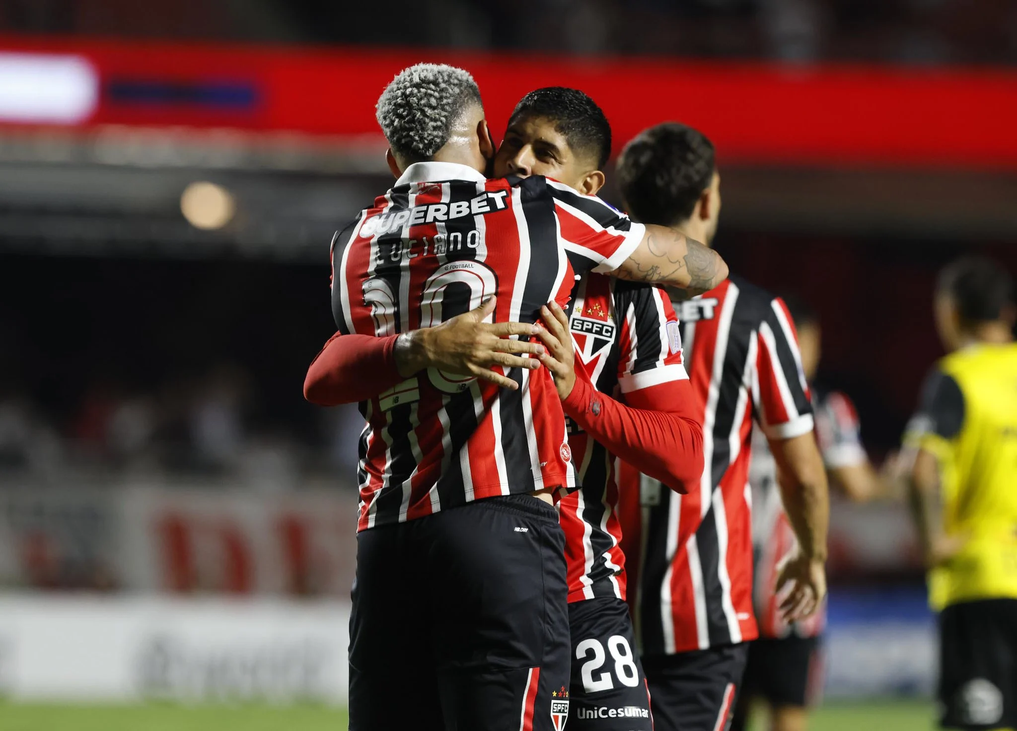 São Paulo vence e dispara na liderança com Calleri garçom